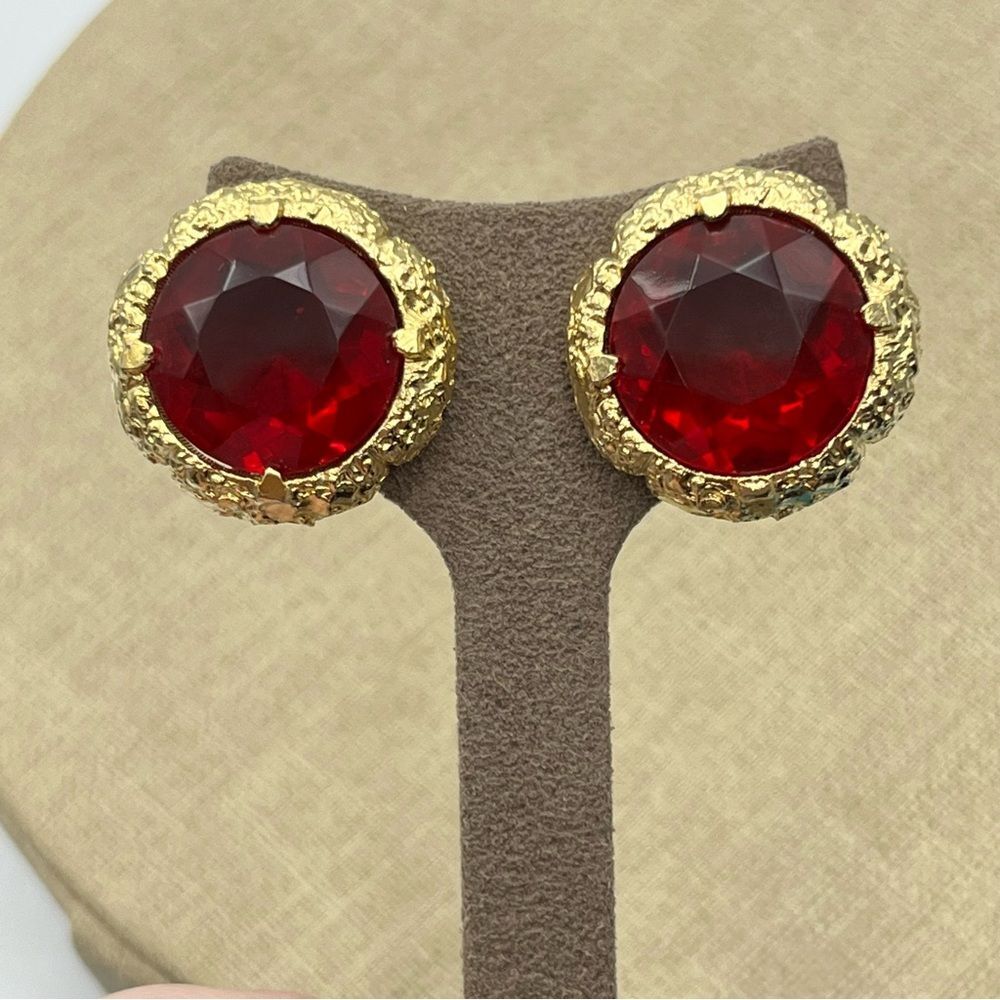 Vintage woman's Pat. Elegant Gold and Red large glass prong set clip on Earrings - Picture 6 of 12
